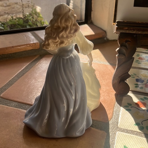 charming porcelain maiden figurine holding bag - Picture 7 of 8